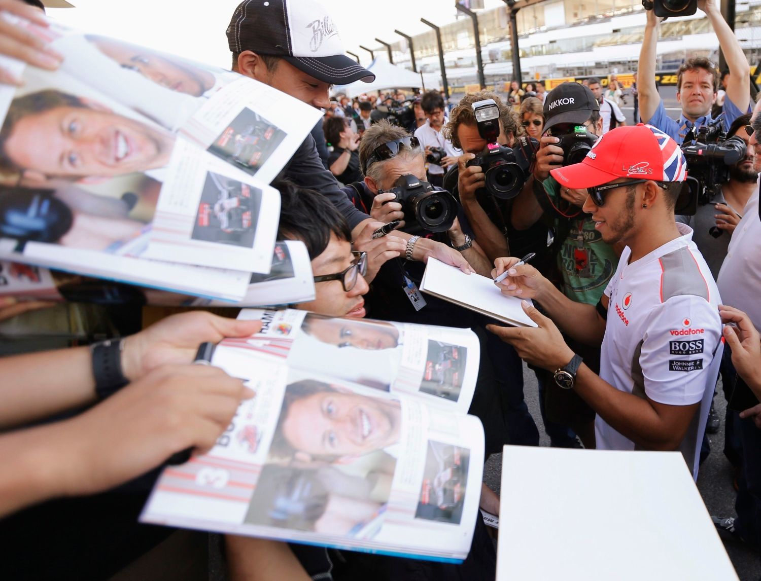 Jezdec F1 Lewis Hamilton před závodem Velké ceny Japonska 2012.