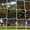 Philipp Lahm střílí gól za záda Michalise Sifakise během utkání Německo - Řecko ve čtvrtfinále Eura 2012
