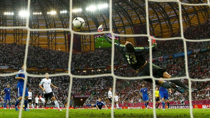Philipp Lahm střílí gól za záda Michalise Sifakise během utkání Německo - Řecko ve čtvrtfinále Eura 2012.