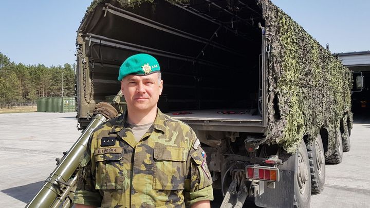 Za českými vojáky v Lotyšsku: Čím víc vlajek, tím lepší odstrašení Ruska