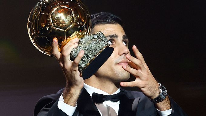 Soccer Football - Ballon d'Or - Theatre du Chatelet, Paris, France - October 28, 2024 Spain's and Manchester City's Rodri with the Ballon d'Or REUTERS/Sarah Meyssonnier