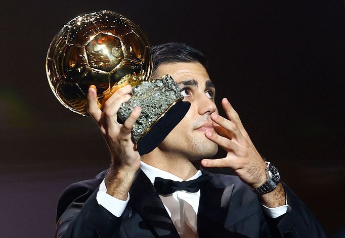 Soccer Football - Ballon d'Or - Theatre du Chatelet, Paris, France - October 28, 2024 Spain's and Manchester City's Rodri with the Ballon d'Or REUTERS/Sarah Meyssonnier