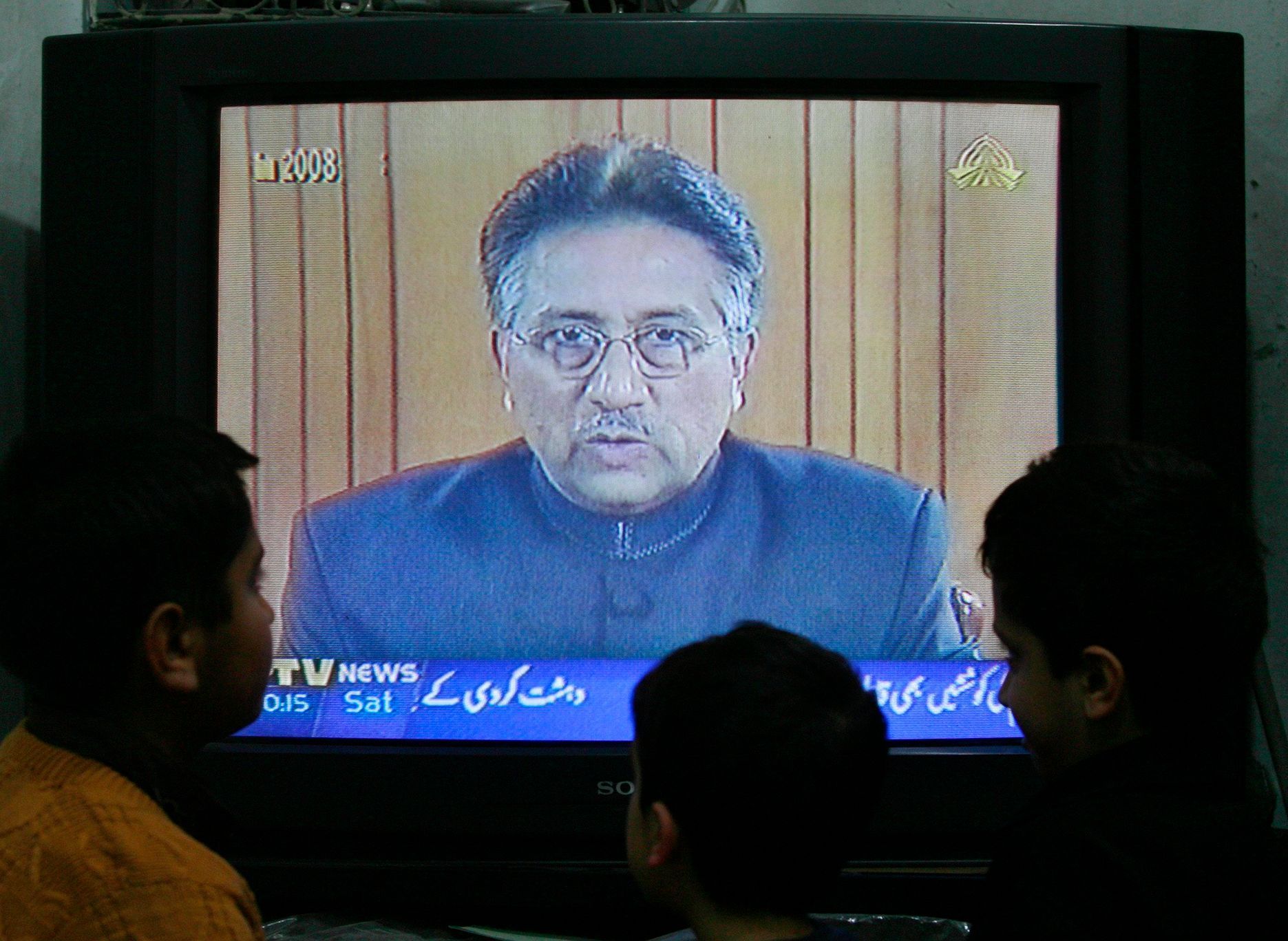Děti sledují projev prezidenta Musharrafa