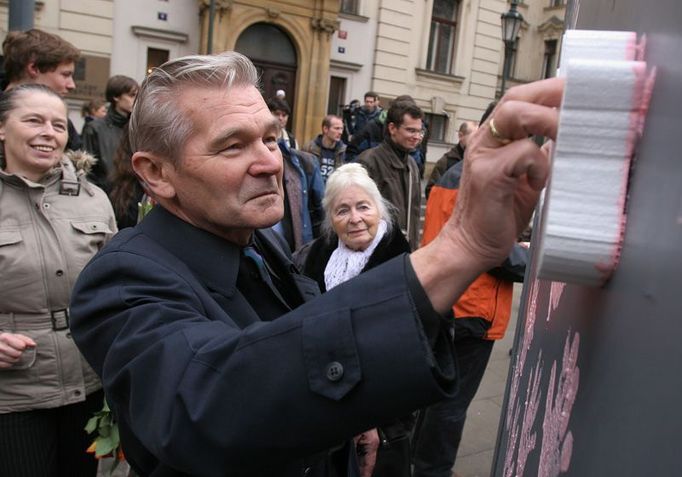 Přímo ze svého jednání přišli na demonstraci členové předsednictva Konfederace politických vězňů. Jejich předsedkyně Naděžda Kavalírová na snímku uprostřed.