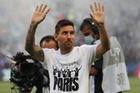 Lionel Messi se poprvé představil při zápase fanouškům Paris St. Germain. Před duelem druhého kola francouzské ligy se Štrasburkem jim zamával z plochy Parku princů.
