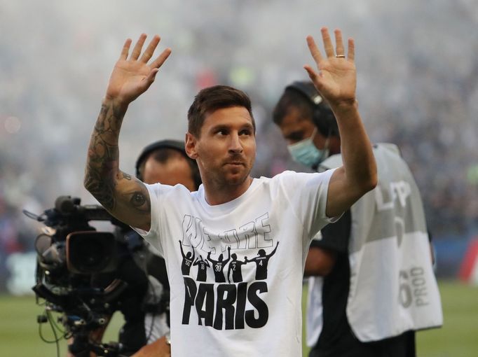 Soccer Football - Ligue 1 - Paris St Germain v RC Strasbourg - Parc des Princes, Paris, France - August 14, 2021  Paris St Germain's Lionel Messi acknowledges the fans in