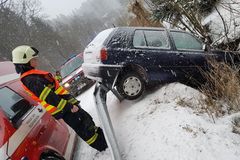 Na D1 se srazilo více než deset aut, dálnice stojí. Nejméně jeden člověk je zraněný