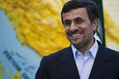 Ahmadínežád se nabídl vědcům. Chce být astronautem
