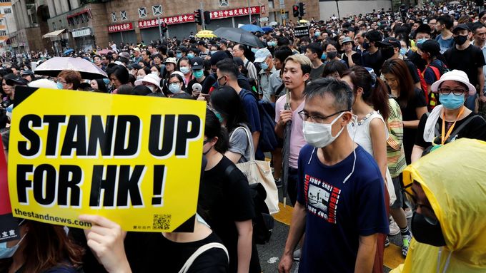 Týdny demonstrací v Hongkongu začaly jako výraz nesouhlasu se zákonem o vydávání trestně stíhaných do pevninské Číny, časem ale přerostly v požadavek větší demokratičnosti politického systému.