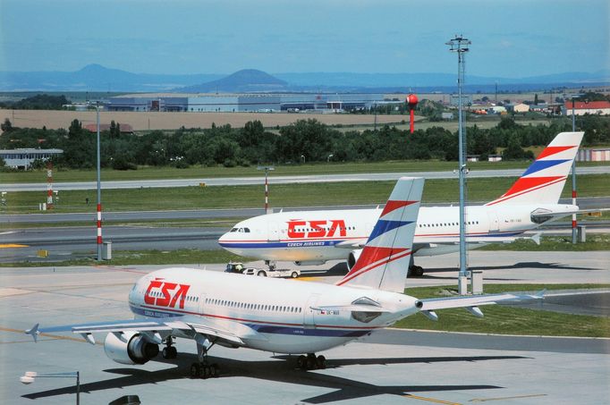 Letadla ČSA typu Airbus A310 na letištní ploše, rok 1991. Fotografie z historie ČSA, které v říjnu 2023 oslavily výročí 100 let své existence.