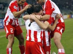 Fotbalista Olympiakosu Luciano Galletti (uprostřed) slaví se spoluhráči gól do sítě Lazia.