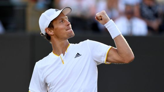 Tomáš Berdych měl v pondělí na londýnské trávě důvod k radosti.