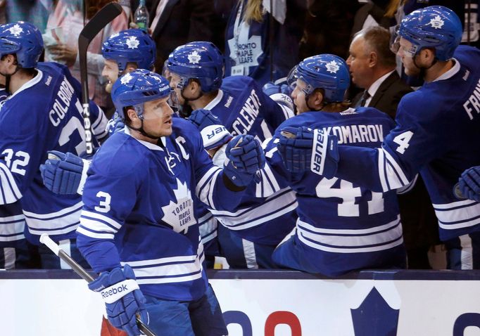 Dion Phaneuf oslavuje se spoluhráči gól proti Bostonu v play off NHL 2013