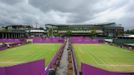 Outside courts are surrounded with Olympic hoarding at the All England Lawn Tennis Club (AELTC) as preparations are made for the London 2012 Olympic Games, in London July 9, 2012. REUTERS/Ki Price (BRITAIN - Tags: SPORT OLYMPICS TENNIS) Published: Čec. 9, 2012, 4:45 odp.