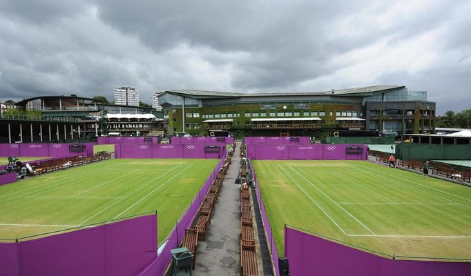 Outside courts are surrounded with Olympic hoarding at the All England Lawn Tennis Club (AELTC) as preparations are made for the London 2012 Olympic Games, in London July 9, 2012. REUTERS/Ki Price (BRITAIN - Tags: SPORT OLYMPICS TENNIS) Published: Čec. 9, 2012, 4:45 odp.