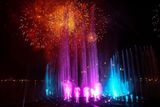 Oslava zápisu fontány v Dubaji do Guinnessovy knihy rekordů.