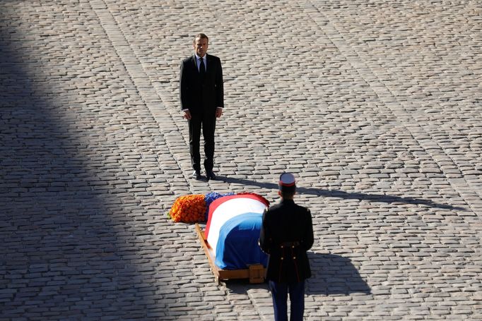 Rakev byla zahalena ve francouzské vlajce a položeny u ní byly květy v barvách arménské zástavy. Politici se jí poklonili.