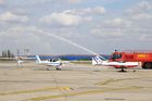 Letadla české expedice CFRNA/CIDNA po stopách počátků evropského letectví projíždějí vodní slavobránou na bukurešťském letišti Baneasa.