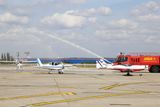 Letadla české expedice CFRNA/CIDNA po stopách počátků evropského letectví projíždějí vodní slavobránou na bukurešťském letišti Baneasa.