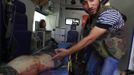 A Free Syrian Army member shows the body of a civilian, whom he said was killed during a shelling by Syrian President Bashar al-Assad's forces, in Aleppo July 29, 2012. REUTERS/Zohra Bensemra (SYRIA - Tags: CIVIL UNREST MILITARY POLITICS CONFLICT) Published: Čec. 29, 2012, 8:28 odp.