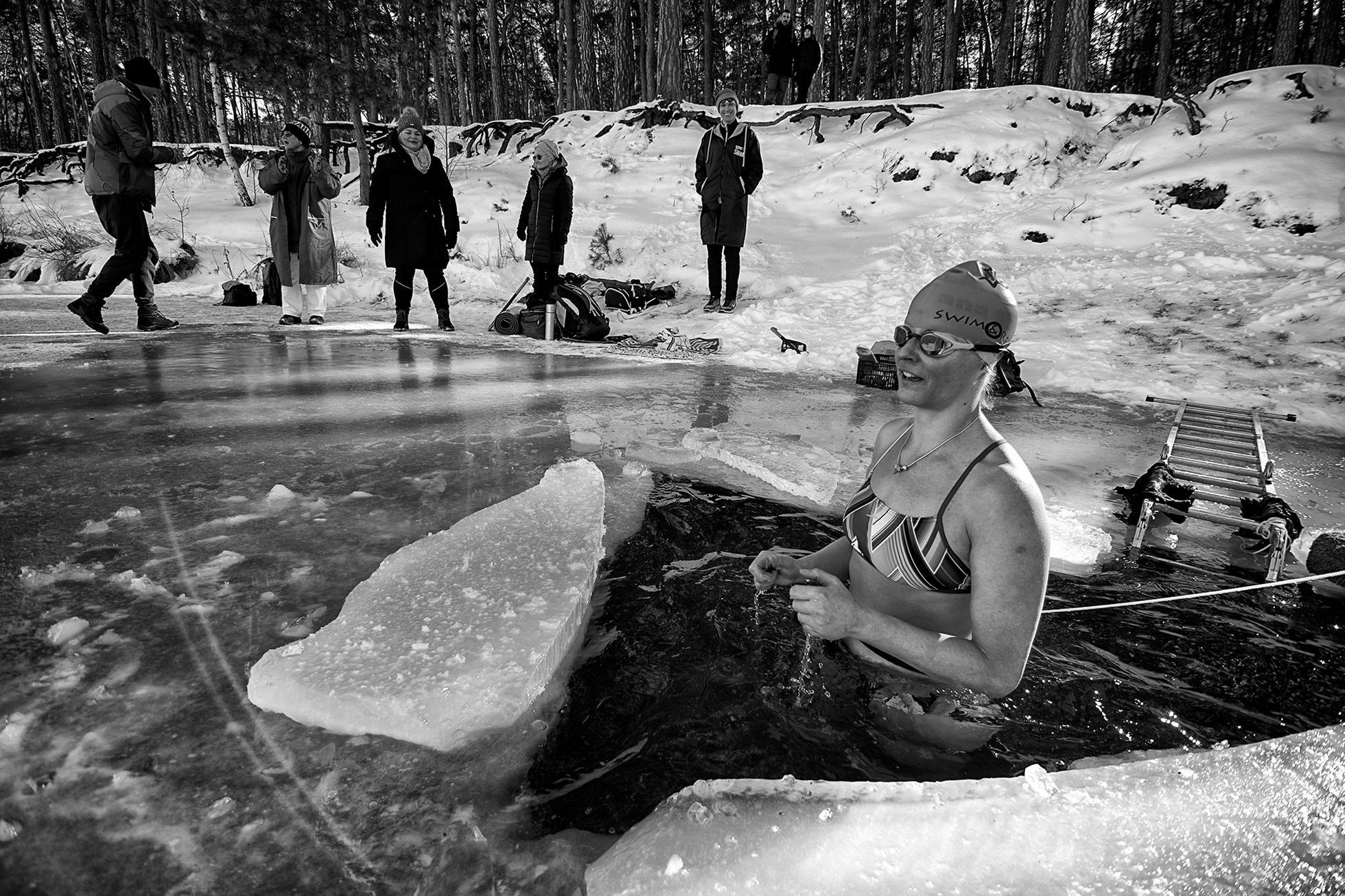 Letošní tuhé mrazy umožnily členům největšího otužileckého klubu v Česku (I. PKO Praha) vyzkoušet si plavání pod ledem. Vybrali si k tomu zamrzlé jezero Lhota u Brandýsa nad Labem.