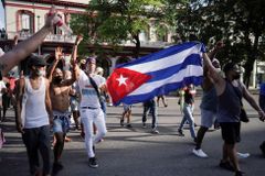 Na Kubě vypukly největší protesty za 30 let. Prezident žene do ulic své podporovatele