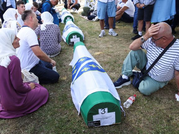 Tisíce obyvatel Bosny se v pátek sešly na hřbitově nedaleko Srebrenice, aby si připomněly 30. výročí od hrozivé genocidy.