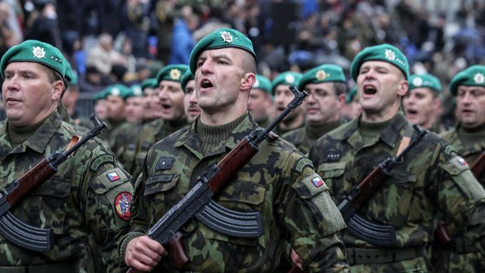 Fotky: Největší vojenská přehlídka v historii Česka a pieta na Vítkově s prezidenty