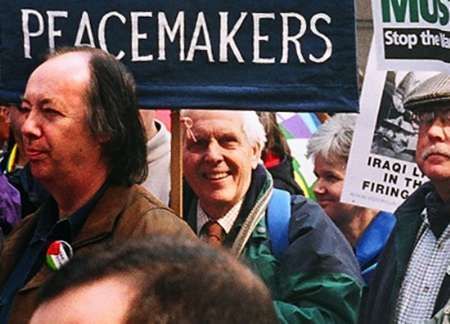Brit Norman Kember během protiválečné demonstrace v Londýně v březnu 2005