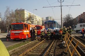 V Ostravě se srazilo auto s tramvají