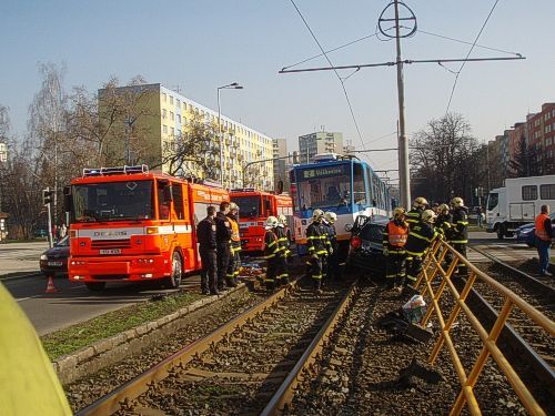 V Ostravě se srazilo auto s tramvají