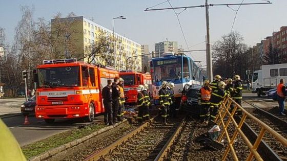 V Ostravě se srazilo auto s tramvají