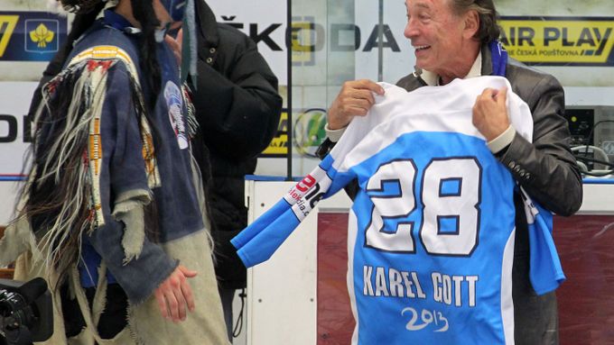 Plzeňský rodák Karel Gott dostal před zápasem symbolický "strakovský" dres s číslem 28.