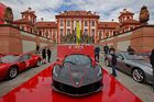 Foto: Prahou projelo 35 supersportů v celkové hodnotě 370 milionů. Oslavily 70. let Ferrari