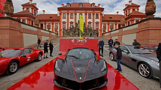 Trojský zámeček v záplavě rudých vozů z Maranella, kterým však vévodil černý roadster LaFerrari Aperta