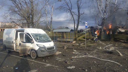 Ruská raketa zasáhla dům, autobusovou zastávku a projíždějící dodávku ve městě Chmelnyckyj západně od Kyjeva.
