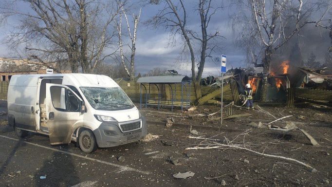 Ruská raketa zasáhla dům, autobusovou zastávku a projíždějící dodávku ve městě Chmelnyckyj západně od Kyjeva.