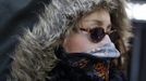 A woman, who is bundled up from the cold, stands along 7th avenue in New York January 23, 2013. An Arctic blast gripped the U.S. Midwest and Northeast on Tuesday, with at least three deaths linked to the frigid weather, and fierce winds made some locations feel as cold as 50 degrees below zero Fahrenheit. (minus 46 degrees Celsius). REUTERS/Shannon Stapleton (UNITED STATES - Tags: ENVIRONMENT SOCIETY) Published: Led. 23, 2013, 3:24 odp.