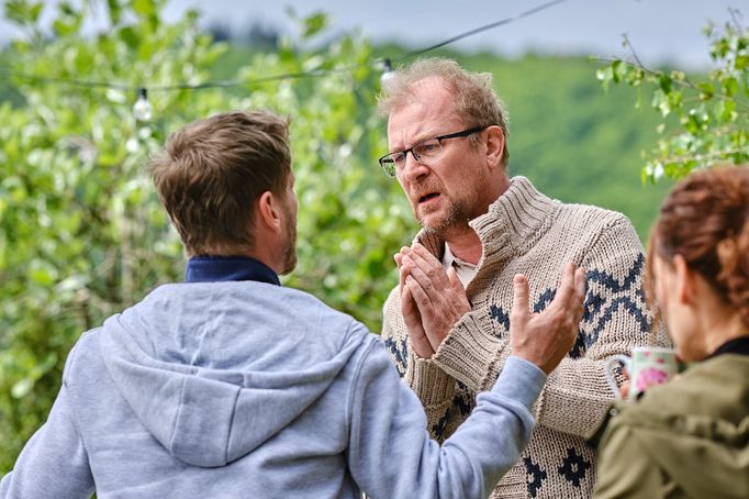Jaromír Nosek jako Erik, Martin Pechlát coby Daniel a Barbora Seidlová jako Diana ve filmu Něco za něco.
