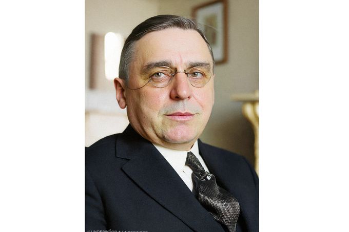 Antonín (Anton) Čermák, starosta Chicaga, cca 1931–1933, portrétní snímek v interiéru. Rok 1933. Kolorováno.