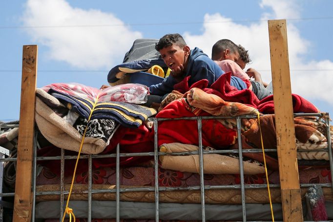 Palestinci opouštějí východní část Rafáhu v Pásmu Gazy poté, co je izraelská armáda před plánovanou operací vyzvala k evakuaci.