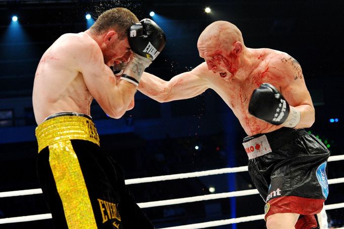 Český boxer Lukáš Konečný v prohraném souboji o titul Mistra světa v lehké střední váze WBO s Čečencem Zaurbekem Bajsangurovem.