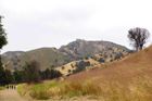 Z veřejného parkoviště v Malibu Creek State Park je to k natáčecímu místu zhruba hodinu příjemnou procházkou.