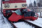 Vlak smetl auto na přejezdu u Třebechovic, jeden mrtvý