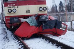 Vlak smetl auto na přejezdu u Třebechovic, jeden mrtvý