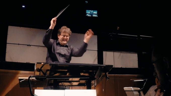 Tomáš Hanus s orchestrem Velšské národní opery zkouší Růžového kavalíra od Richarda Strausse.
