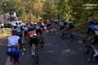 Vteřiny od katastrofy. Cyklisty na závodě Kolem Lucemburska zaskočil kamion