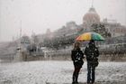 Lidé na pláži v Nice. Francouzské Generální ředitelství civilního letectví požádalo letecké společnosti, aby o 20 procent snížily počet letů na hlavní pařížské letiště Charlese de Gaulla. Očekávají se totiž další přívaly sněhu.