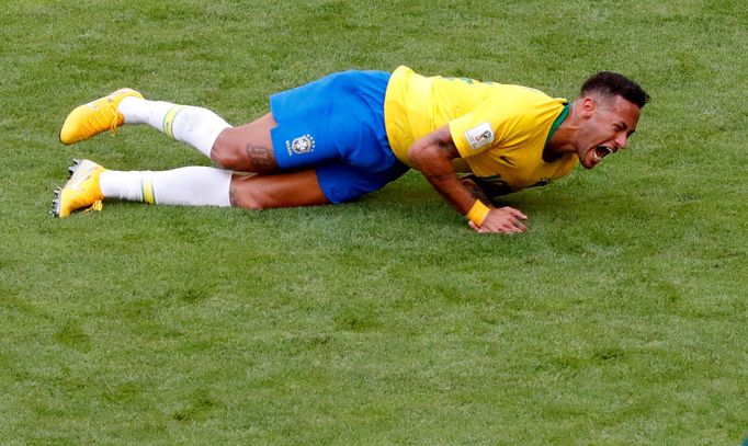 Neymar předstírá zranění na MS v utkání Brazílie vs. Mexiko