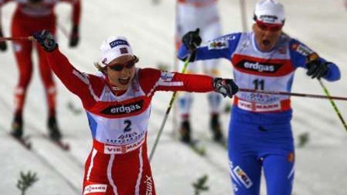 Norka Astrid Jacobsenová (vlevo) se raduje z triumfu ve finále sprintu klasicky na MS v Sapporu. Vpravo je stříbrná Petra Majdičová ze Slovinska.